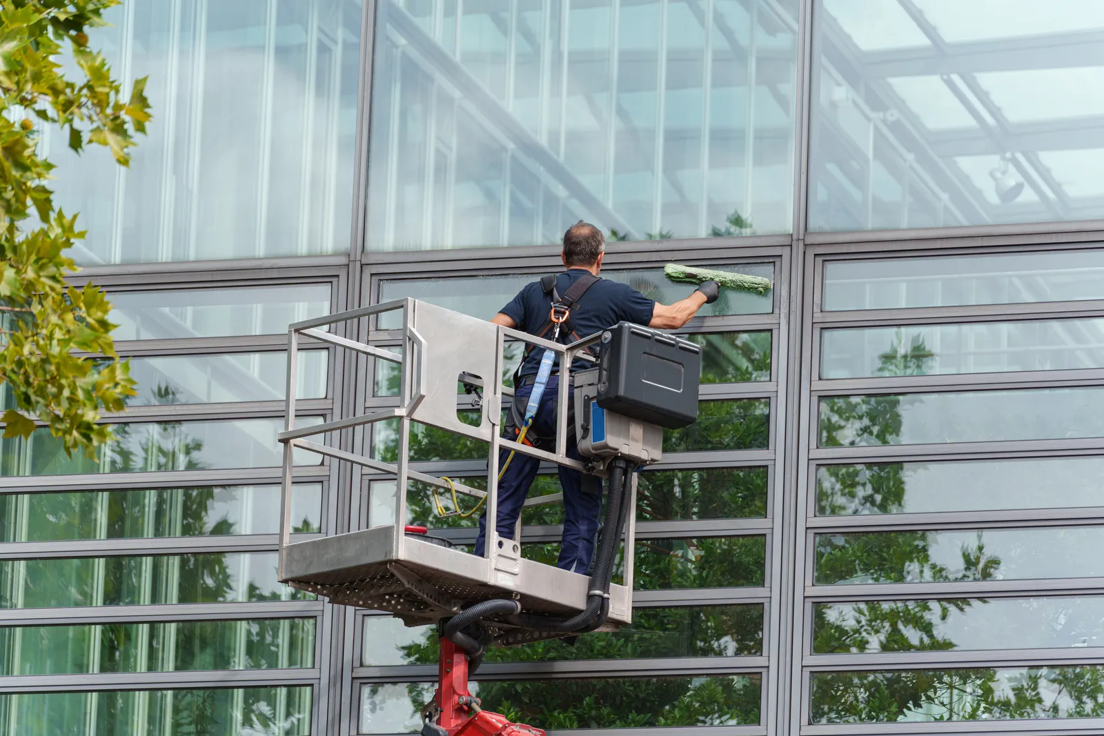 Fönsterputsare i en skylift putsar en glasfasad
